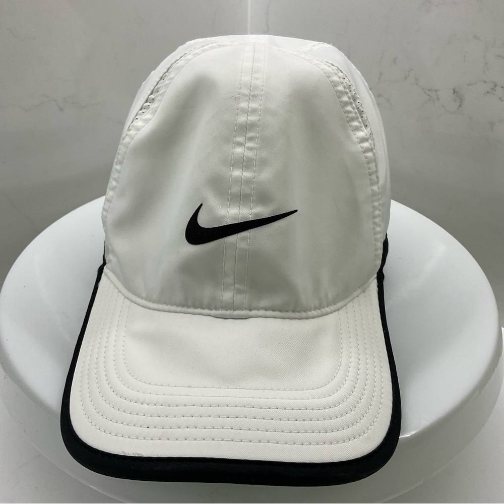 NIKE Women's AeroBill Featherlight White one size